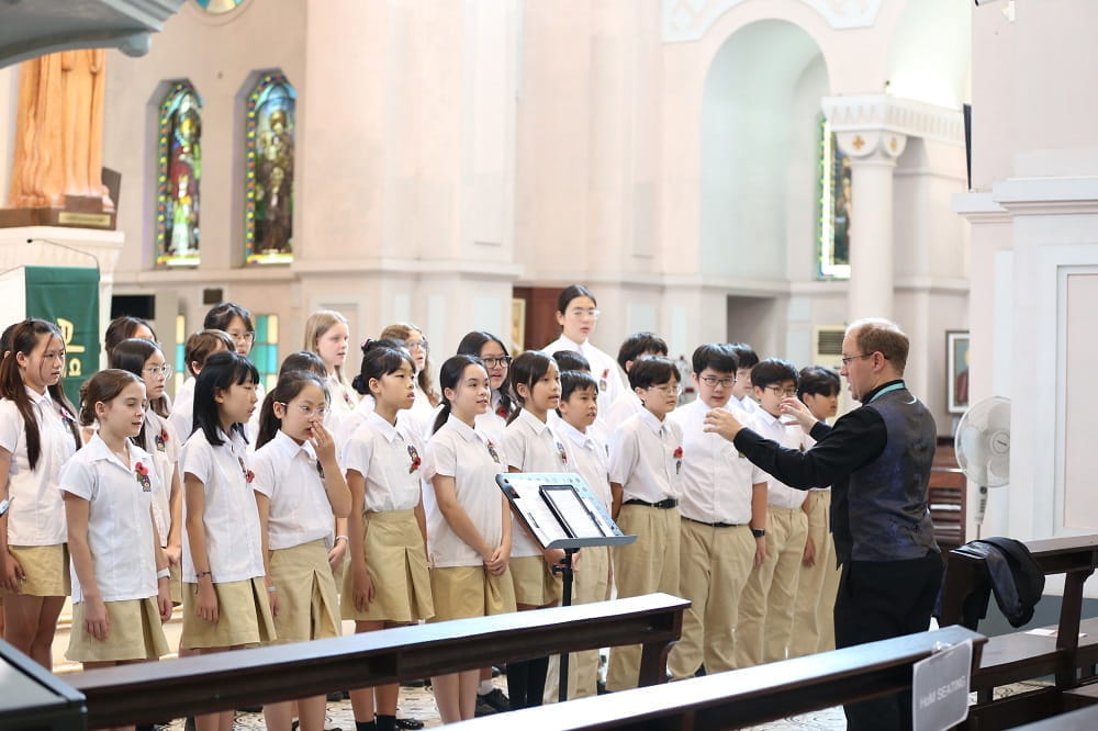Dàn đồng ca học sinh khối Trung học trường BIS Hà Nội biểu diễn kỷ niệm Lễ tưởng niệm Vương quốc Anh tại Nhà thờ Cửa Bắc - BIS Hanoi Secondary Choir Honours UK Remembrance Service at Cua Bac Church