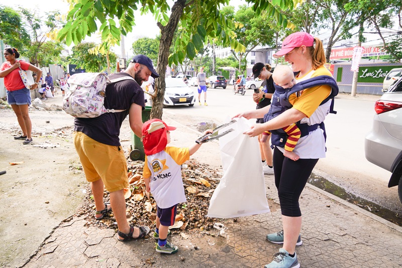 BIS HCMC community clean up Thao Dien - BIS HCMC community clean up Thao Dien