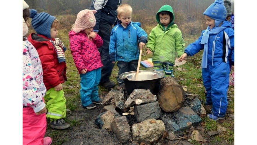 Forest school - How to cook hot chocolate on the fire when we forgot the tripod?!? - forest-school-how-to-cook-hot-chocolate-on-the-fire-when-we-forgot-the-tripod