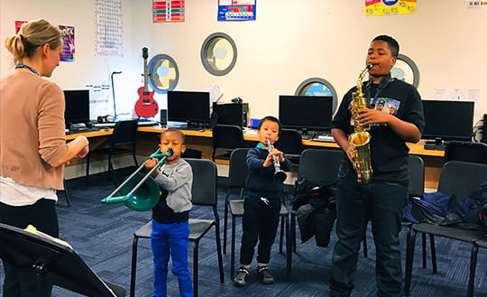 Violin? Guitar? Trumpet? Students Try Instruments at First Workshop Weekend - violin-guitar-trumpet-students-try-instruments-at-first-workshop-weekend