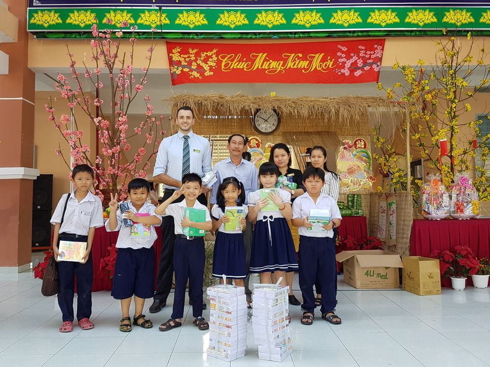 Tình nguyện viên cho Cô nhi viện Quê Hương và hộp quà Tết trường BVIS - que-huong-orphanage-volunteers-and-the-bvis-tet-box-appeal