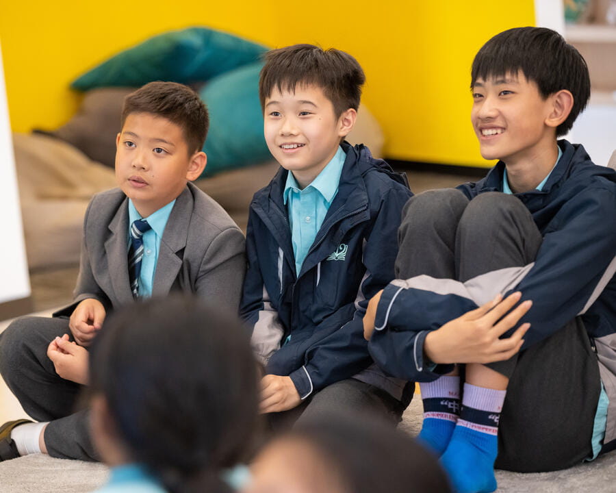 students in chinese primary school curriculum class
