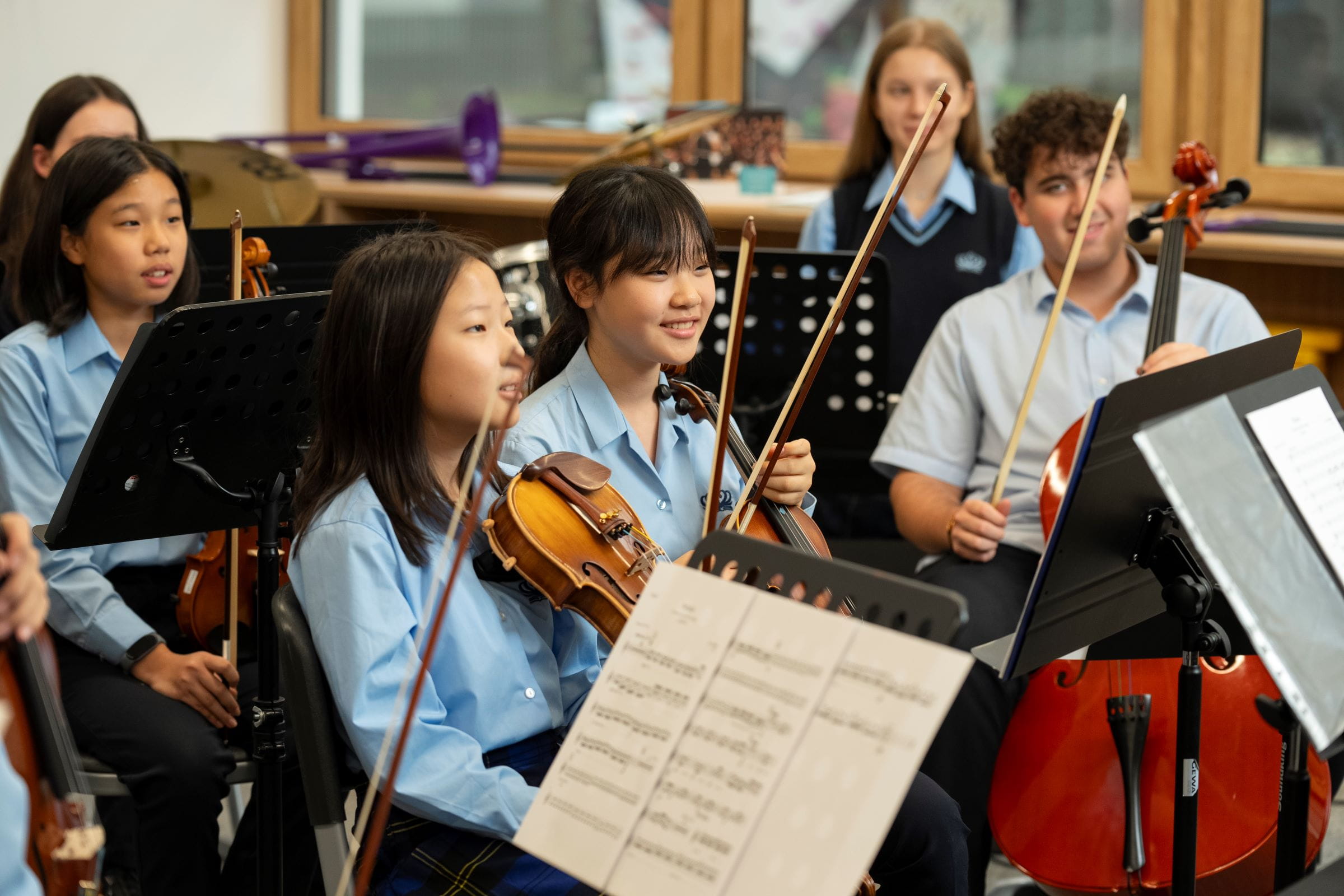 Moving to Bratislava Guide | BISB - Feature Cards Pattern 1