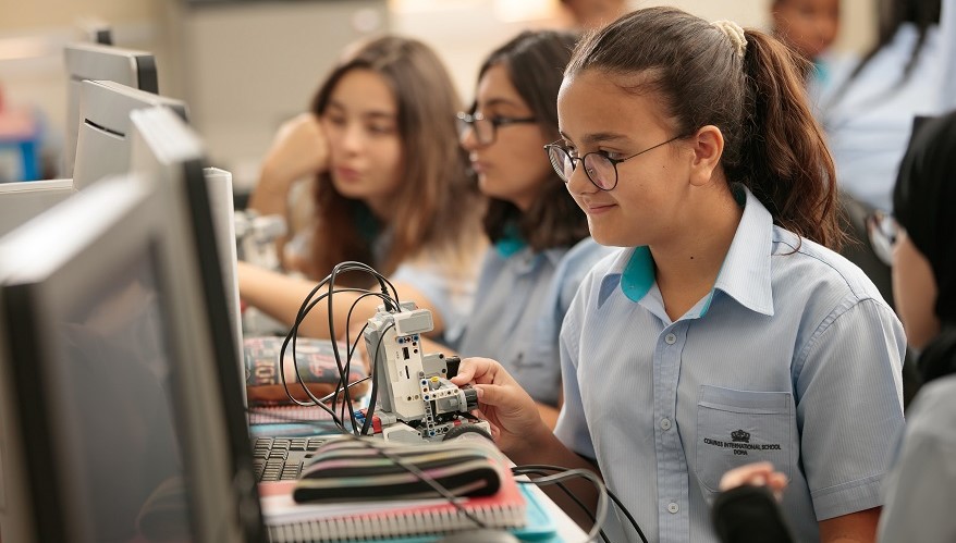 Benefits, Ideas and Tips for Using Tech in the Classroom | Nord Anglia-Benefits Ideas and Tips for Using Tech in the Classroom-computer lesson