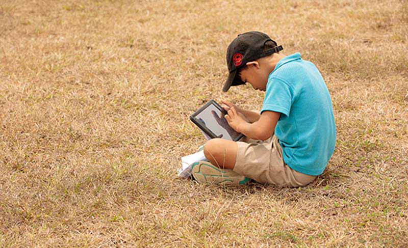 Moving into mobile learning - Moving into mobile learning