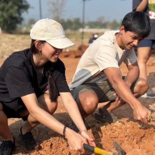 International Schools in Bangkok, Thailand | Nord Anglia - Feature Cards Pattern