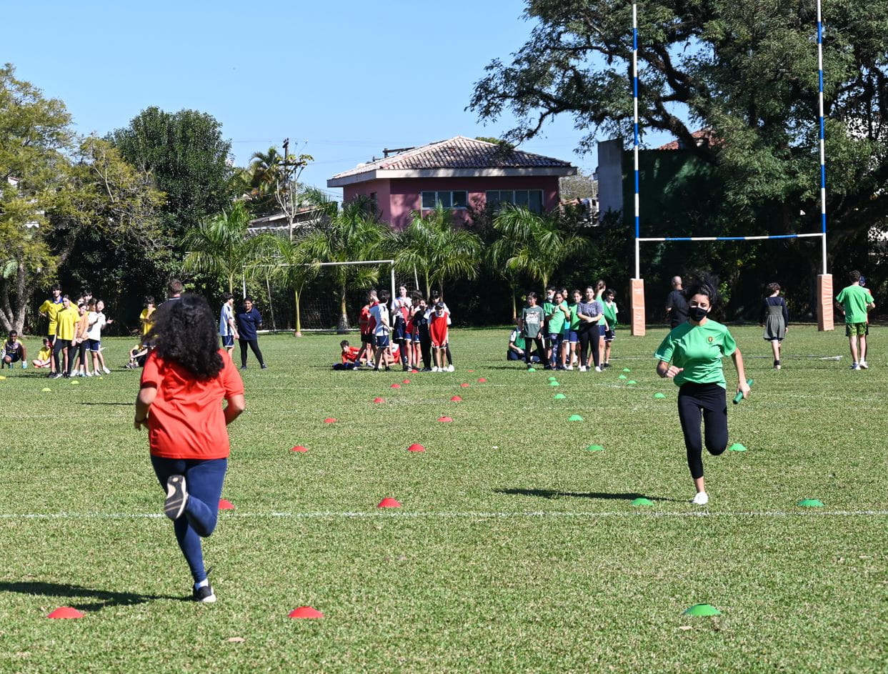 A group of people playing a sportDescription automatically generated with low confidence
