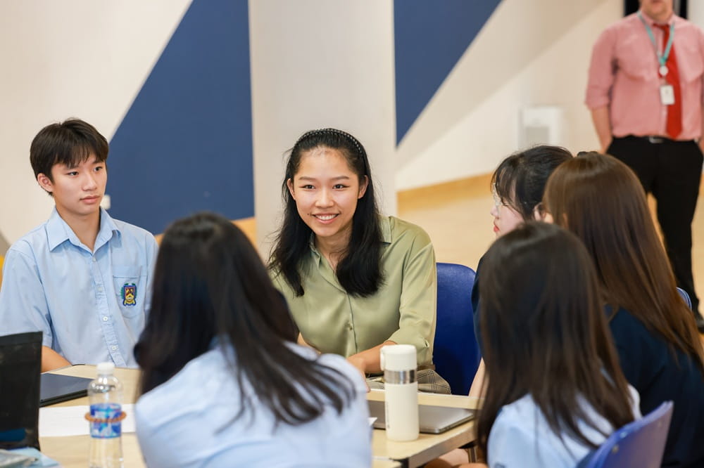 Career and University Guidance - Feature Cards Pattern