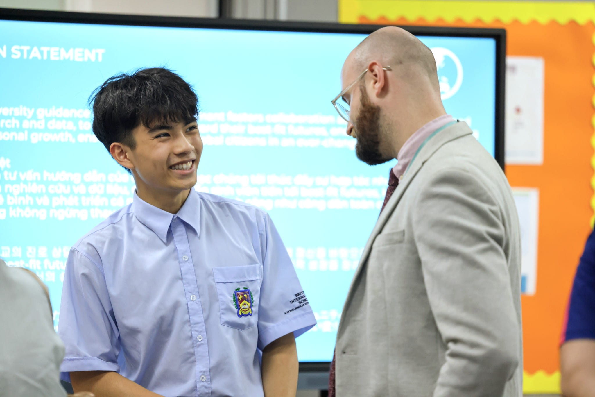 Career and University Guidance - Feature Cards Pattern