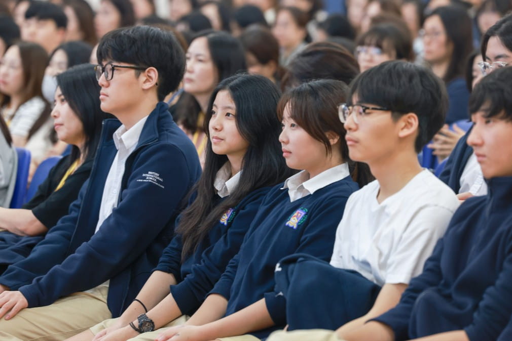 University Guidance at BIS Hanoi | Student Success at Top Global Universities  - Feature Cards Pattern