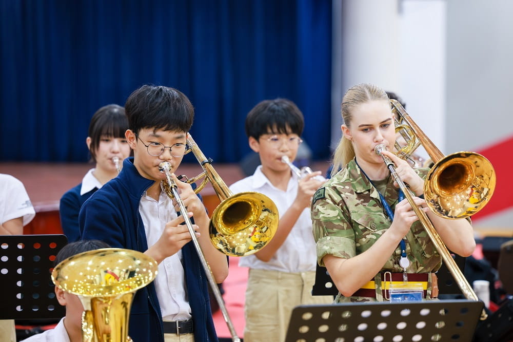 Chuyến thăm đặc biệt của Ban nhạc Trung đoàn Fusiliers Hoàng gia Anh tới BIS Hà Nội | Trường Quốc tế Anh tại Hà Nội - A Leading British Military Band Helps Our Performing Arts Students Reach New Levels