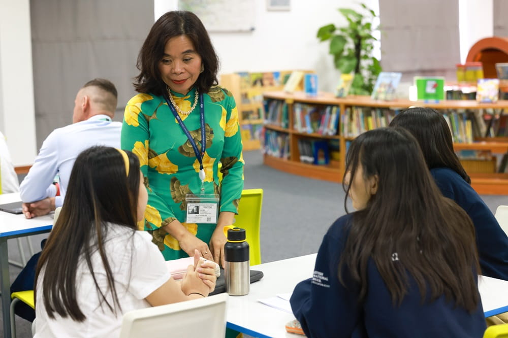 Nhà văn Nguyễn Phan Quế Mai gặp gỡ cộng đồng Trường Quốc tế Anh BIS Hà Nội - Renowned Author Nguyen Phan Que Mai Visits BIS Hanoi
