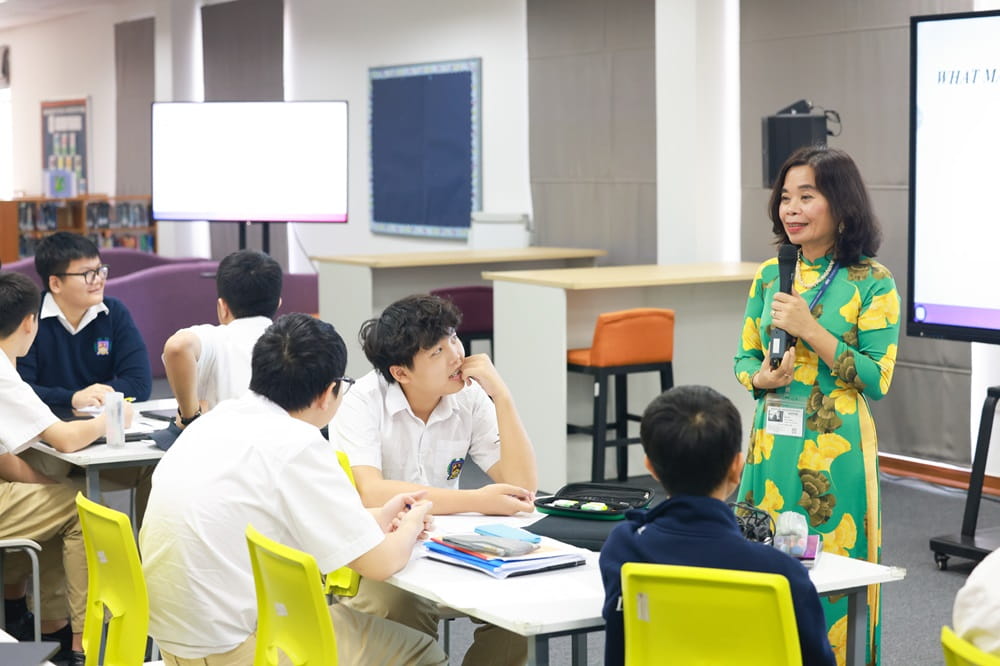 Nhà văn Nguyễn Phan Quế Mai gặp gỡ cộng đồng Trường Quốc tế Anh BIS Hà Nội - Author Nguyen Phan Que Mai 1