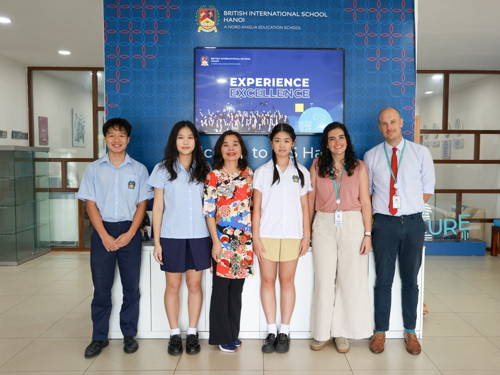 Nhà văn Nguyễn Phan Quế Mai gặp gỡ cộng đồng Trường Quốc tế Anh BIS Hà Nội - Author Nguyen Phan Que Mai 1