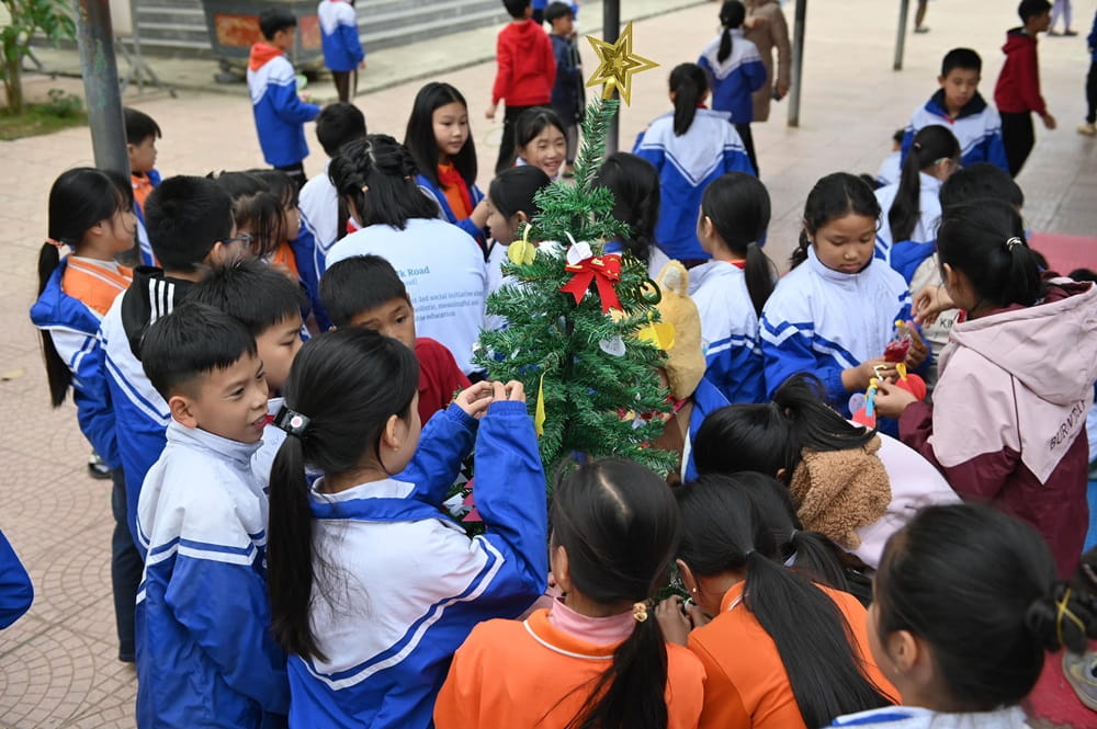 Chalk Road project brings joy and inspiration to Thanh Kim schools | British International School Hanoi - Chalk Road return day 1