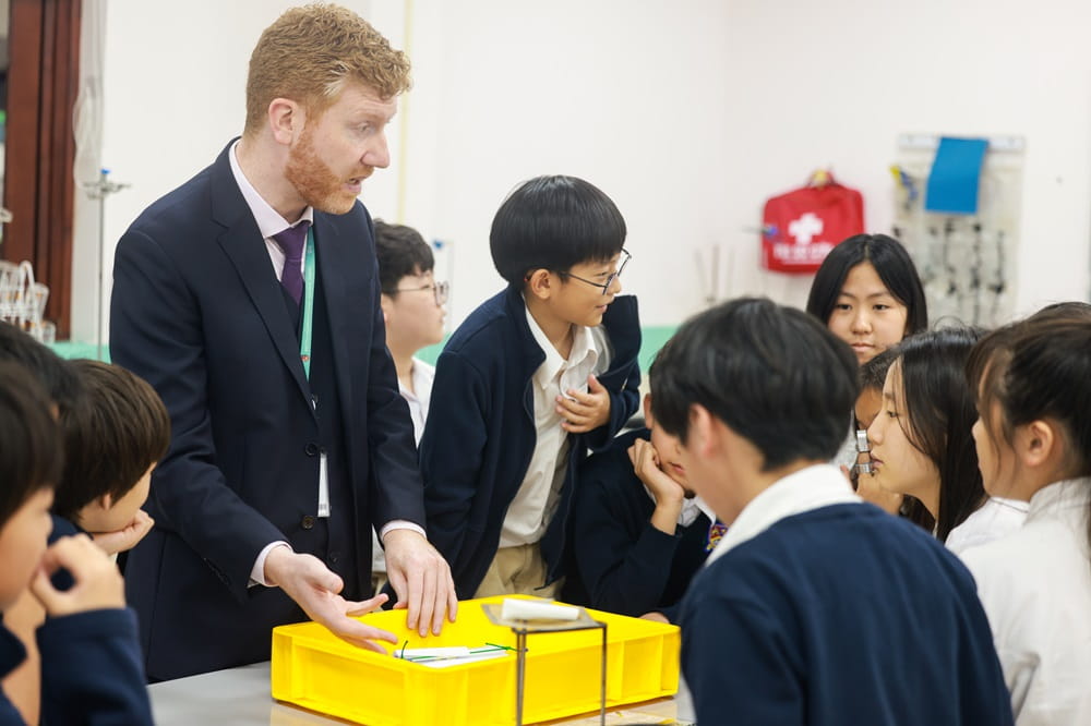 Học sinh khối Trung học rộn ràng tham gia các hoạt động trong Tuần lễ Khoa học 2025 | Trường Quốc tế Anh BIS Hà Nội - Science week 2025 1