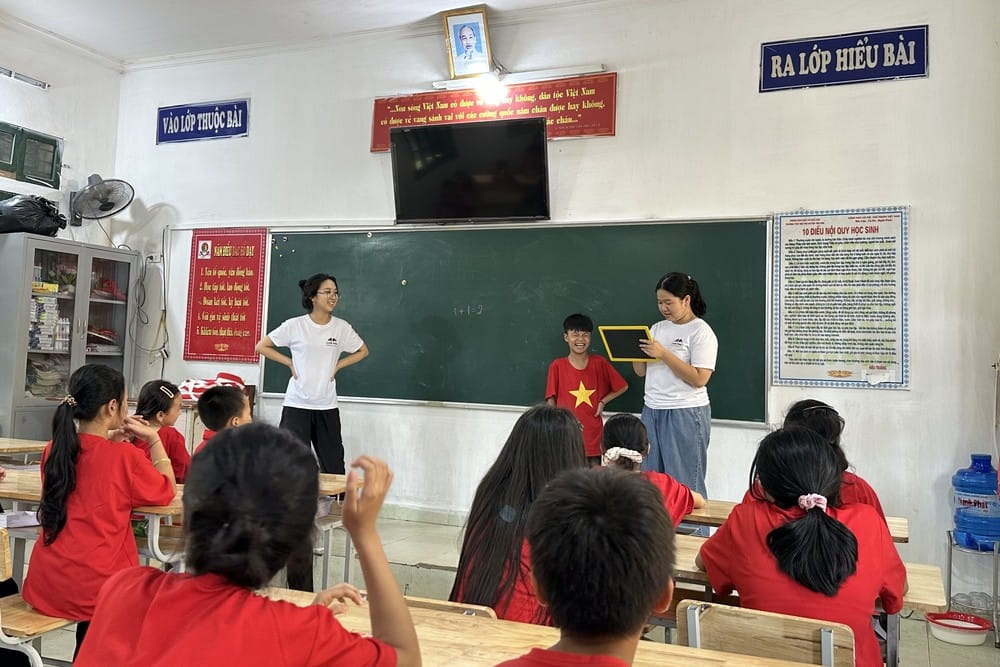 Dự án xã hội Chalk Road do học sinh BIS Hà Nội khởi xướng tiếp tục sứ mệnh trao quyền và truyền cảm hứng cho học sinh tại Tuyên Quang - BIS Hanoi students inspire young learners in Tuyen Quang