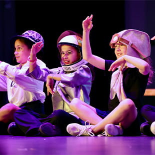 British International School of Houston Summer Camp | BIS Houston - Feature Cards Pattern 2