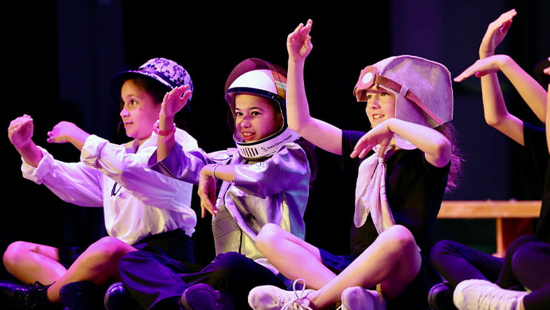 British International School of Houston Summer Camp | BIS Houston - Feature Cards Pattern 2