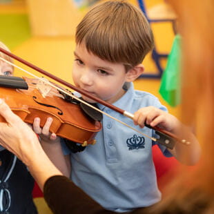 Britská medzinárodná škola Bratislava | BISB | Nord Anglia - SK - 04 - Feature Cards Pattern