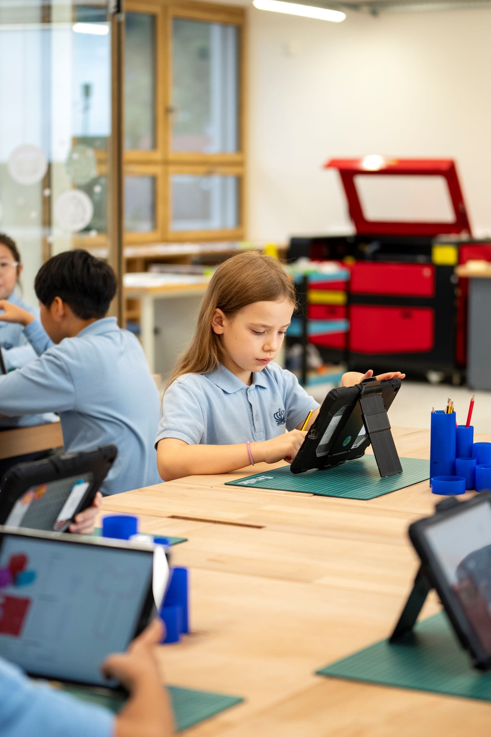 Britská medzinárodná škola Bratislava | BISB | Nord Anglia - SK - 04 - Feature Cards Pattern