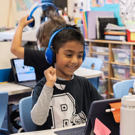 Outstanding Experiences | BIS Chicago, South Loop | Nord Anglia - 04 - Feature Cards Pattern