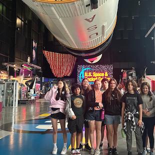 Outstanding Experiences | BIS Chicago, South Loop | Nord Anglia - 07 - Feature Cards Pattern - Expeditions