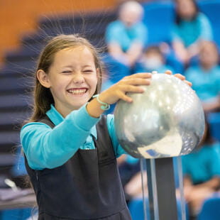 上海英国学校浦西校区 | 上海英国外籍人员子女学校浦西校区官网 - 051 - Feature Cards Pattern
