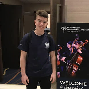 学校师资介绍与办学理念 | 上海英国学校浦西校区 - Copy of 08 - Feature Cards Pattern