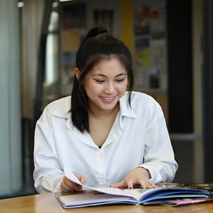 学校师资介绍与办学理念 | 上海英国学校浦西校区 - Copy of 08 - Feature Cards Pattern