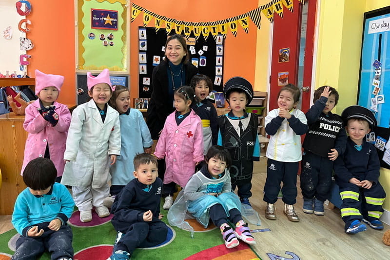 幼儿园小班认识社区帮手 - Teddies learning about Community Helpers