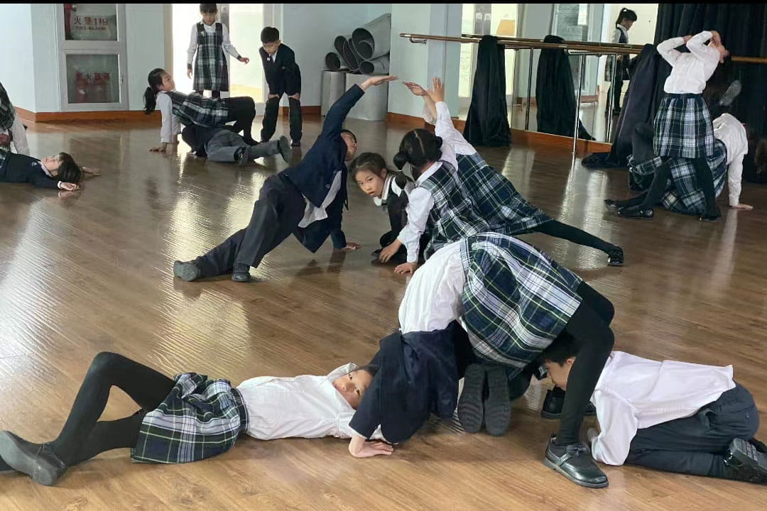 跳舞课外课学习 - Dance Stay and Learn Expressive Body Movements