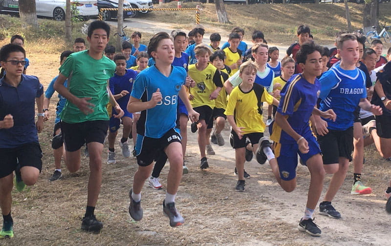 高年级越野赛中的体育精神 - Excellent Sportsmanship at ISAC Senior Cross Country