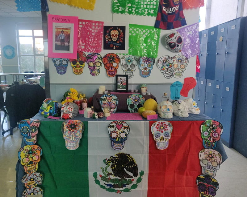 西班牙语学生亲身体验墨西哥传统！ - Spanish students get a taste of Mexican tradition