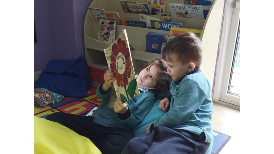 幼儿园大班探索迷你兽和植物! - reception-explores-mini-beasts-and-plants