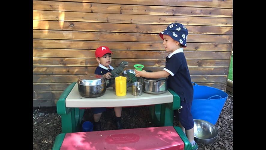 幼儿园的孩子们探索新的户外学习区 - teddies-explore-new-outdoor-learning-area