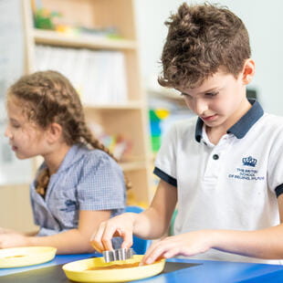 家长须知 | 北京英国学校顺义校区 - Feature Cards Pattern