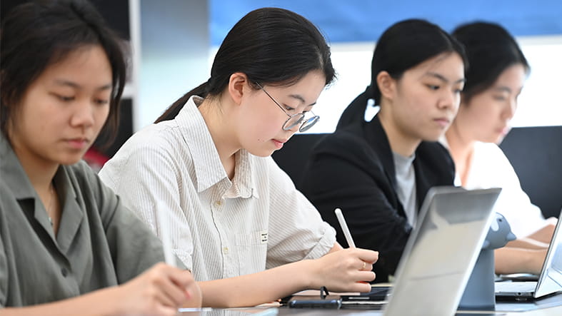 奖学金｜广州英国外籍人员子女学校 - OUR SCHOLARSHIPS