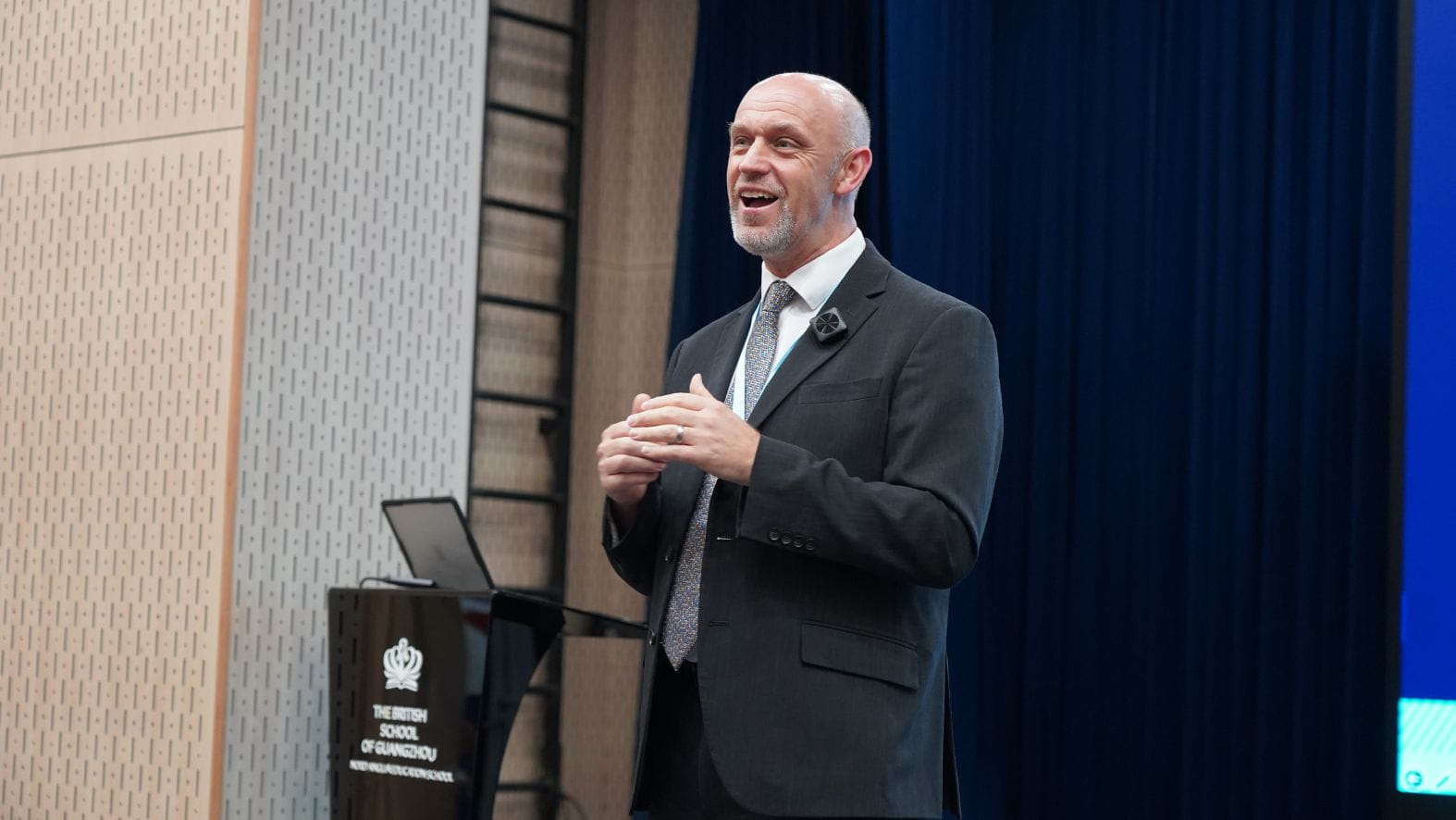 国际学校教师与员工|广州英国人学校 - Feature Cards Tabs