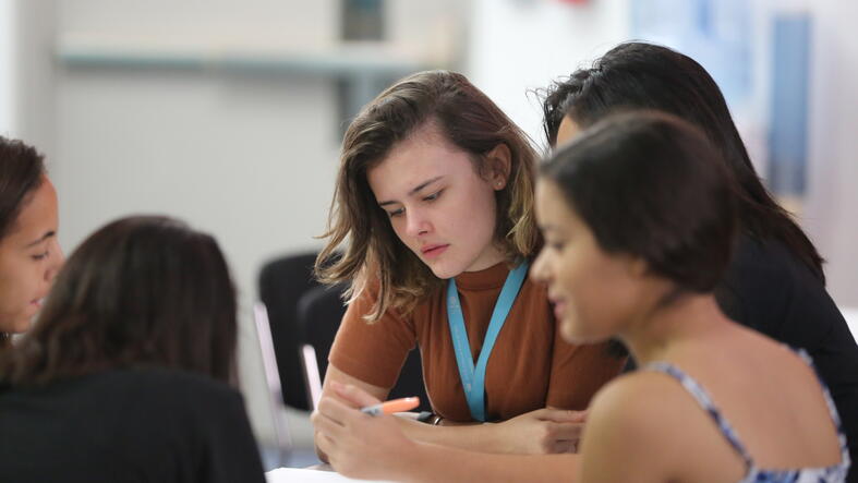 精彩的课外活动|南京英国国际学校 - 07 - Feature Cards Pattern - Expeditions