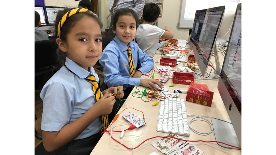 Year 4B experimenting with Makey Makey-year-4b-experimenting-with-makey-makey-year4bmakeymakey 4