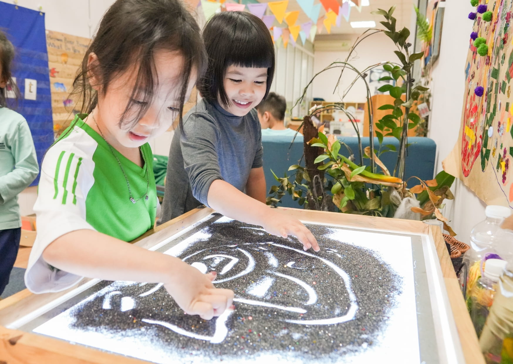 Montessori hay EYFS? Phương pháp Giáo dục Mầm non Nào Phù hợp với Con Bạn? - EYFS or Montessori