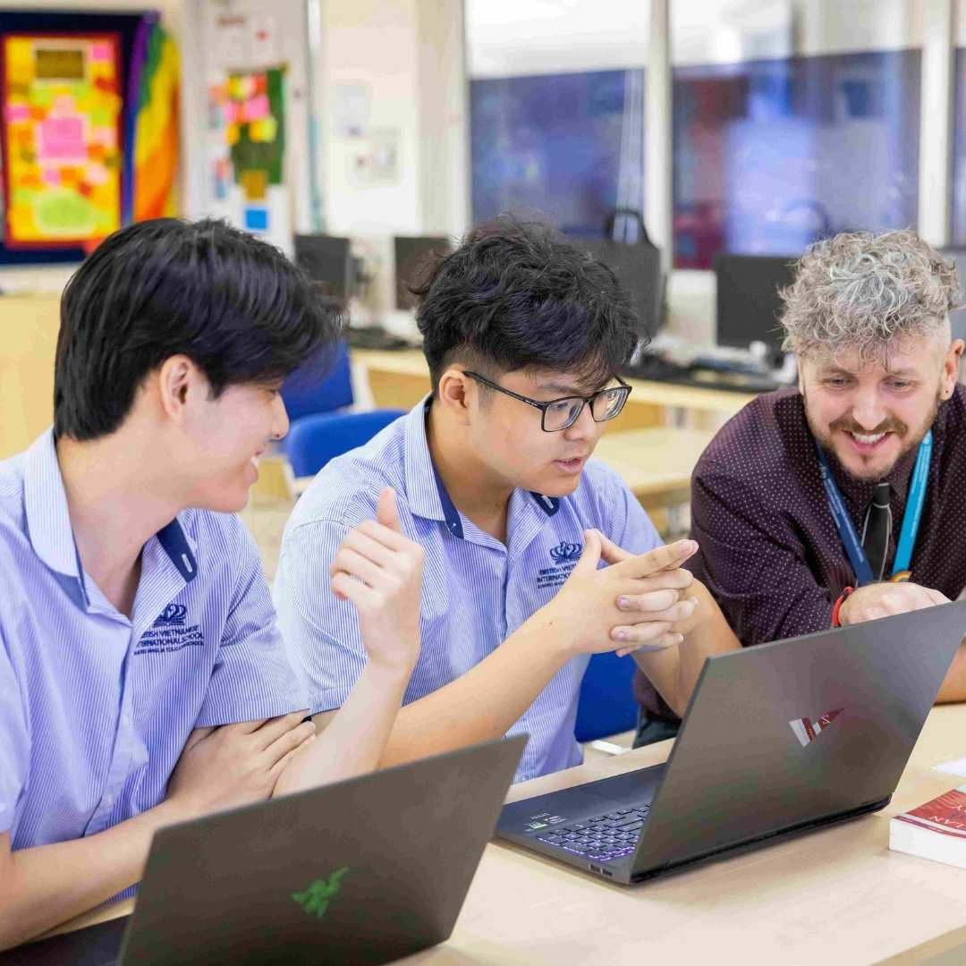Kết quả A level xuất sắc và thành tích học tập - Small Text And Image 2