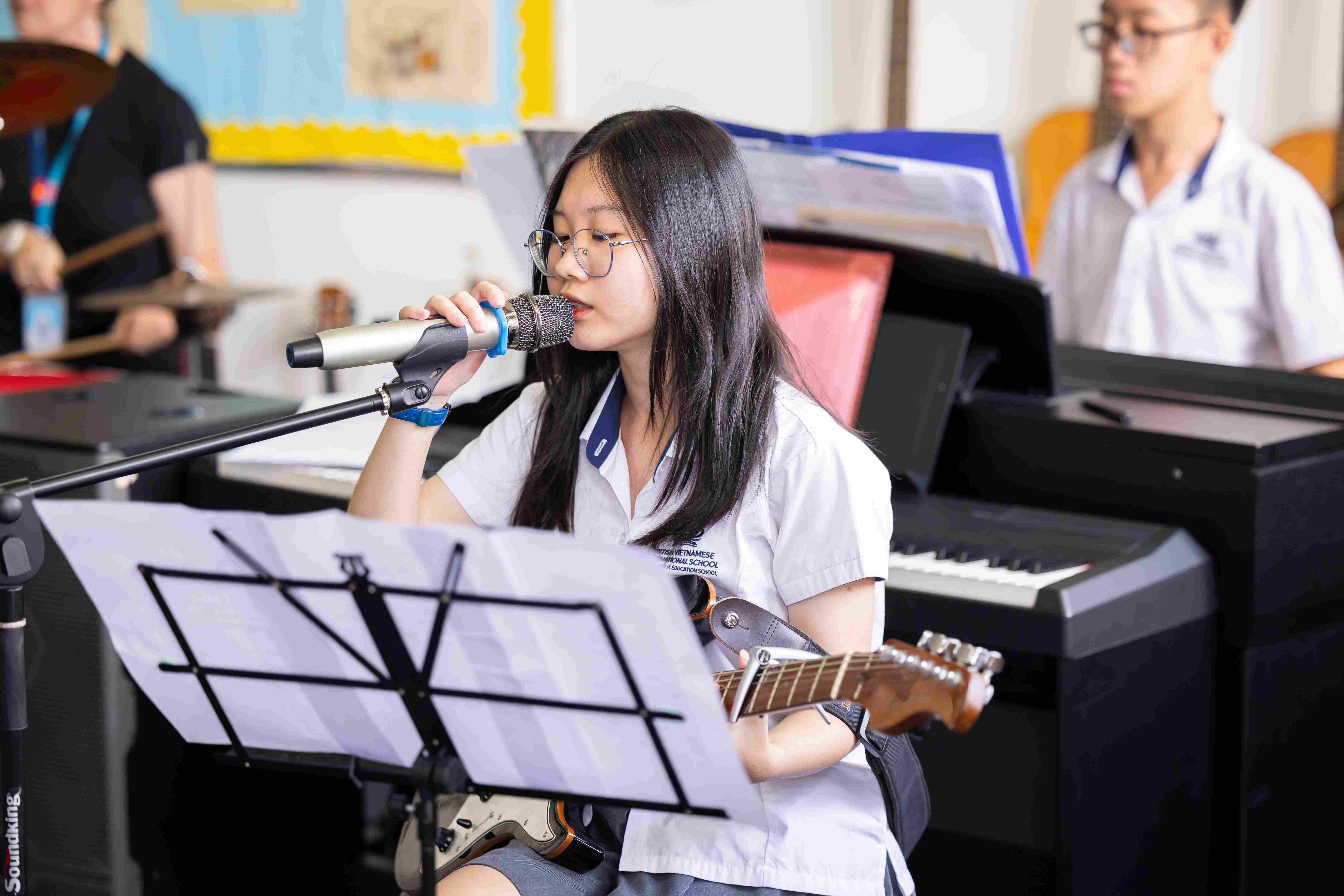 Thành tích giảng dạy trường trung học quốc tế BVIS khối 10-11 - Copy of Small Text And Image SEO