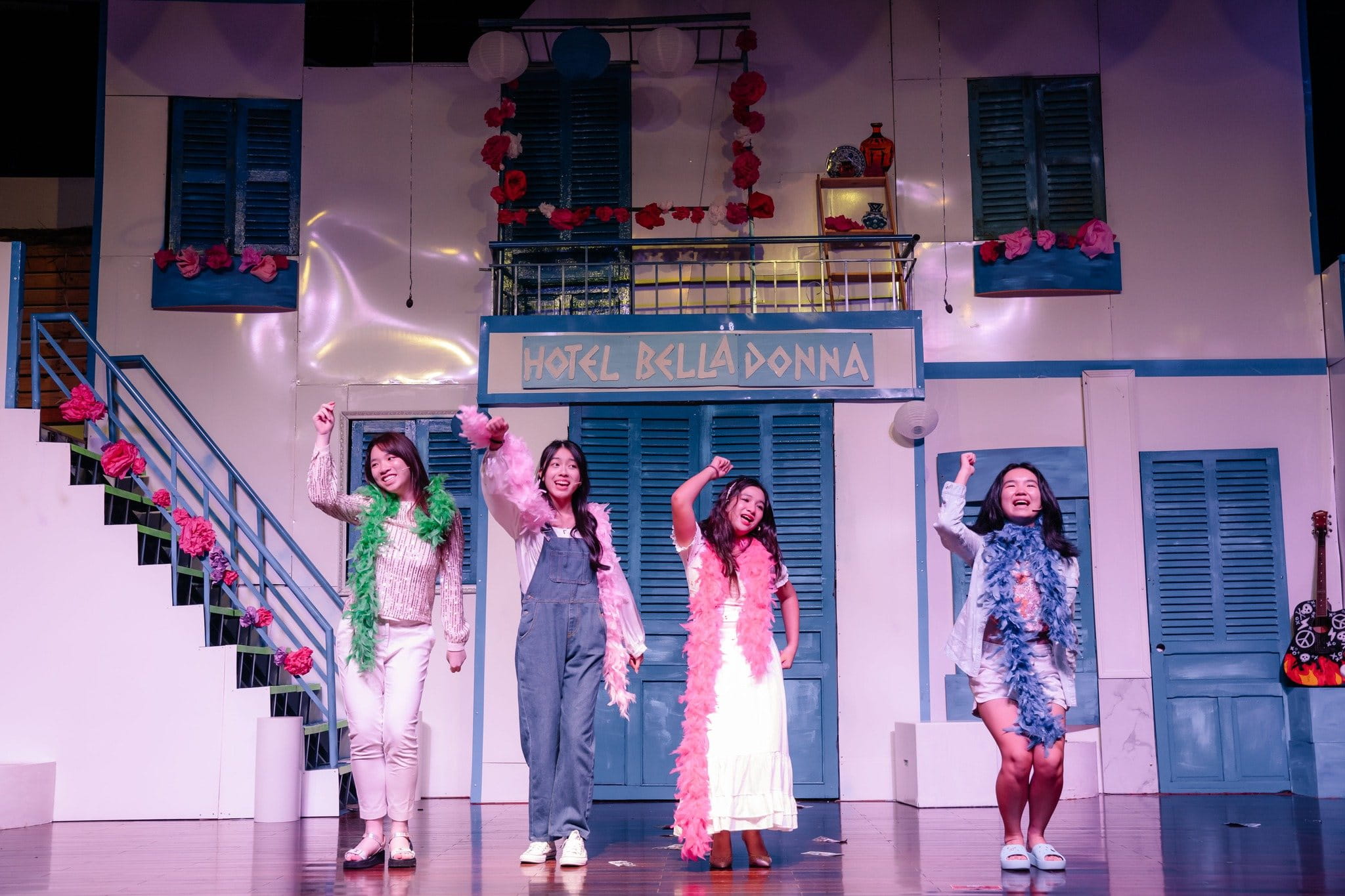 Nhạc kịch Mamma Mia - Giai điệu hạnh phúc từ Địa Trung Hải - Carousel For News Detail