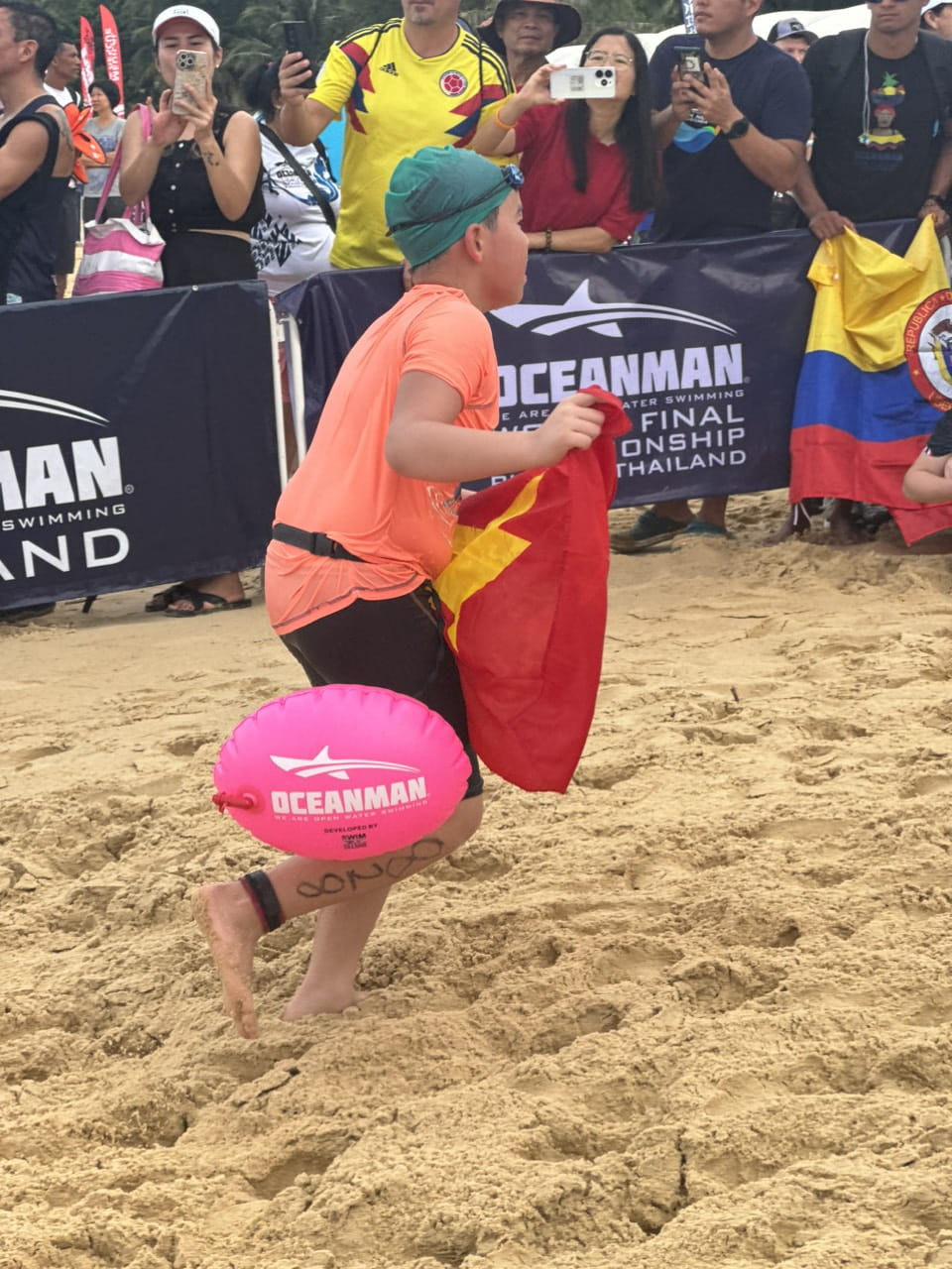 Hai kình ngư trẻ của BVIS, em Bảo Châu (Angie) và Vương Khôi tiếp tục đạt thành tích cao tại Giải Bơi Quốc tế Oceanman! - Angie and Vuong Khoi achieve high performance at The Oceanman International Swimming Championship