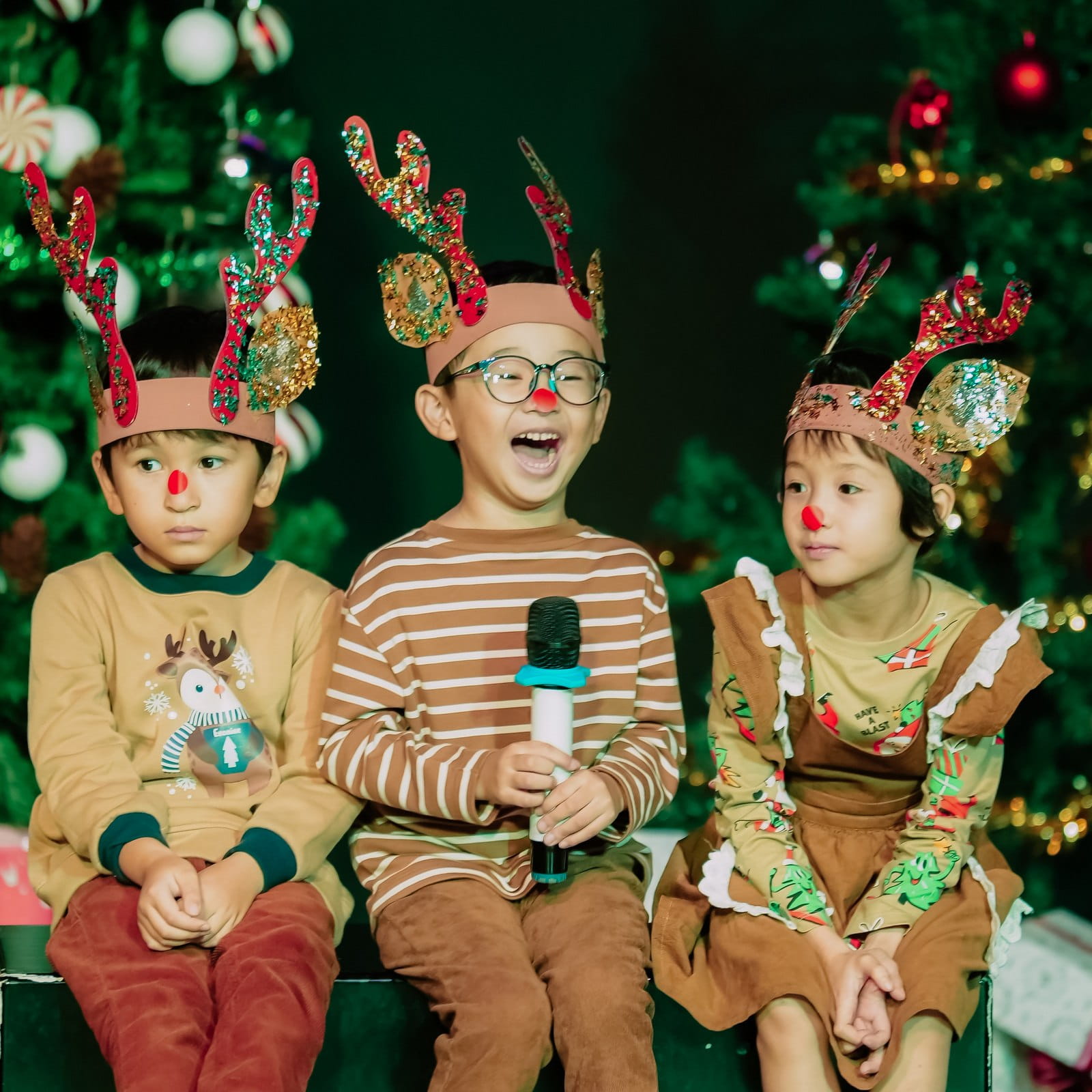 Khối 1 ơi, những khoảnh khắc đầu tiên của mùa Giáng Sinh này đã trở nên đặc biệt hơn nhờ các con đó! - Year 1 our very first moments of this X mas season have become more special thanks to you