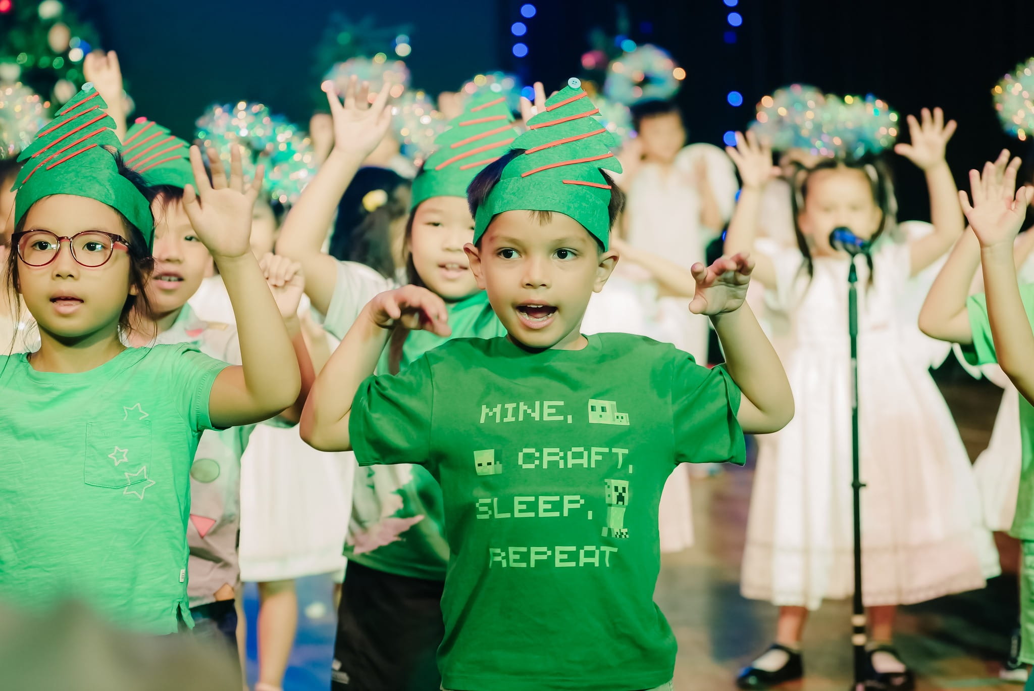 Khối 1 ơi, những khoảnh khắc đầu tiên của mùa Giáng Sinh này đã trở nên đặc biệt hơn nhờ các con đó! - Carousel For News Detail