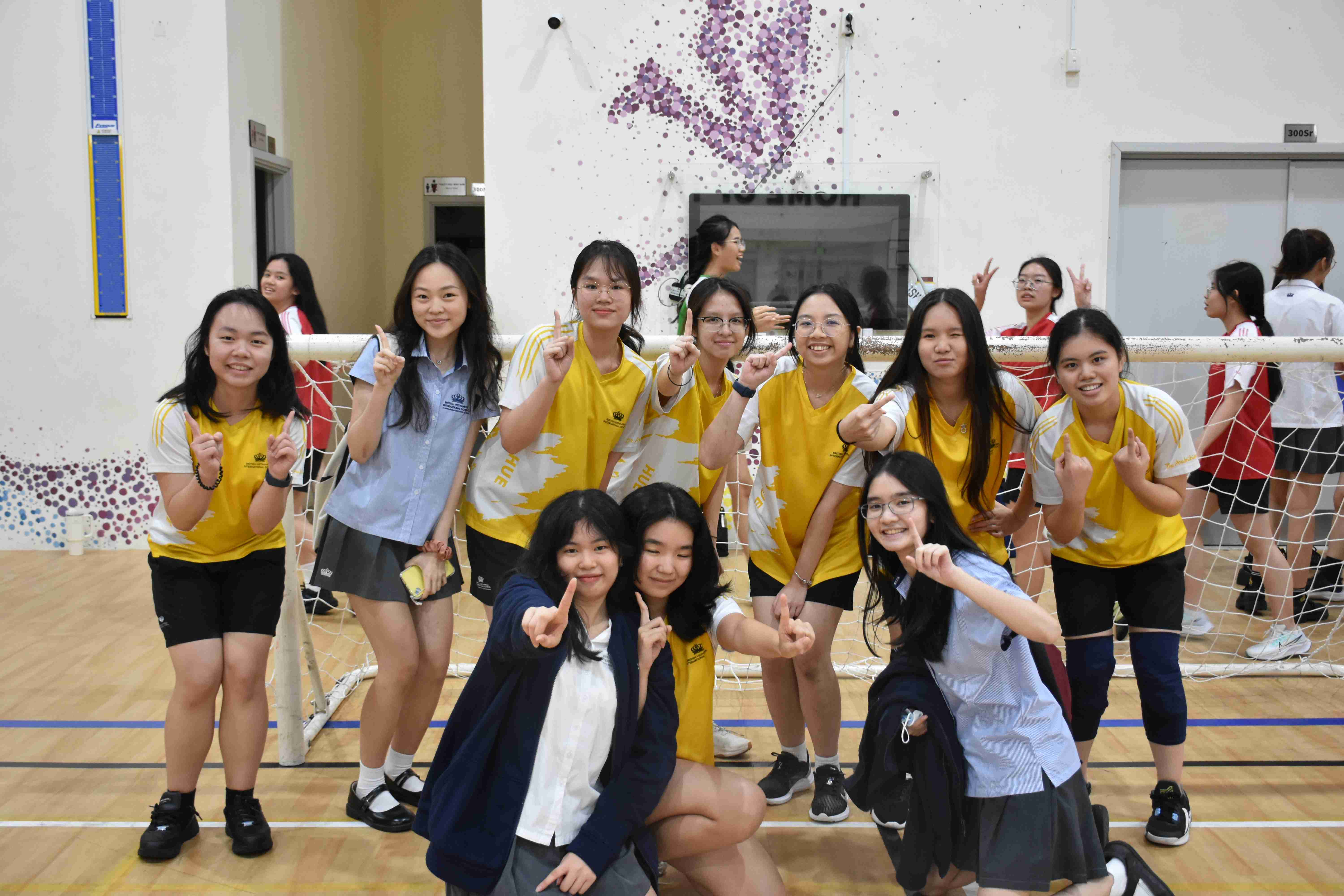 Khanh Van (Violet), a Year 13 student who successfully conquered 10 US universities with a total scholarship value of over 14.5 billion VND - Khanh Van Violet Year 13 conquered 10 US universities total scholarship 14 5 billion VND