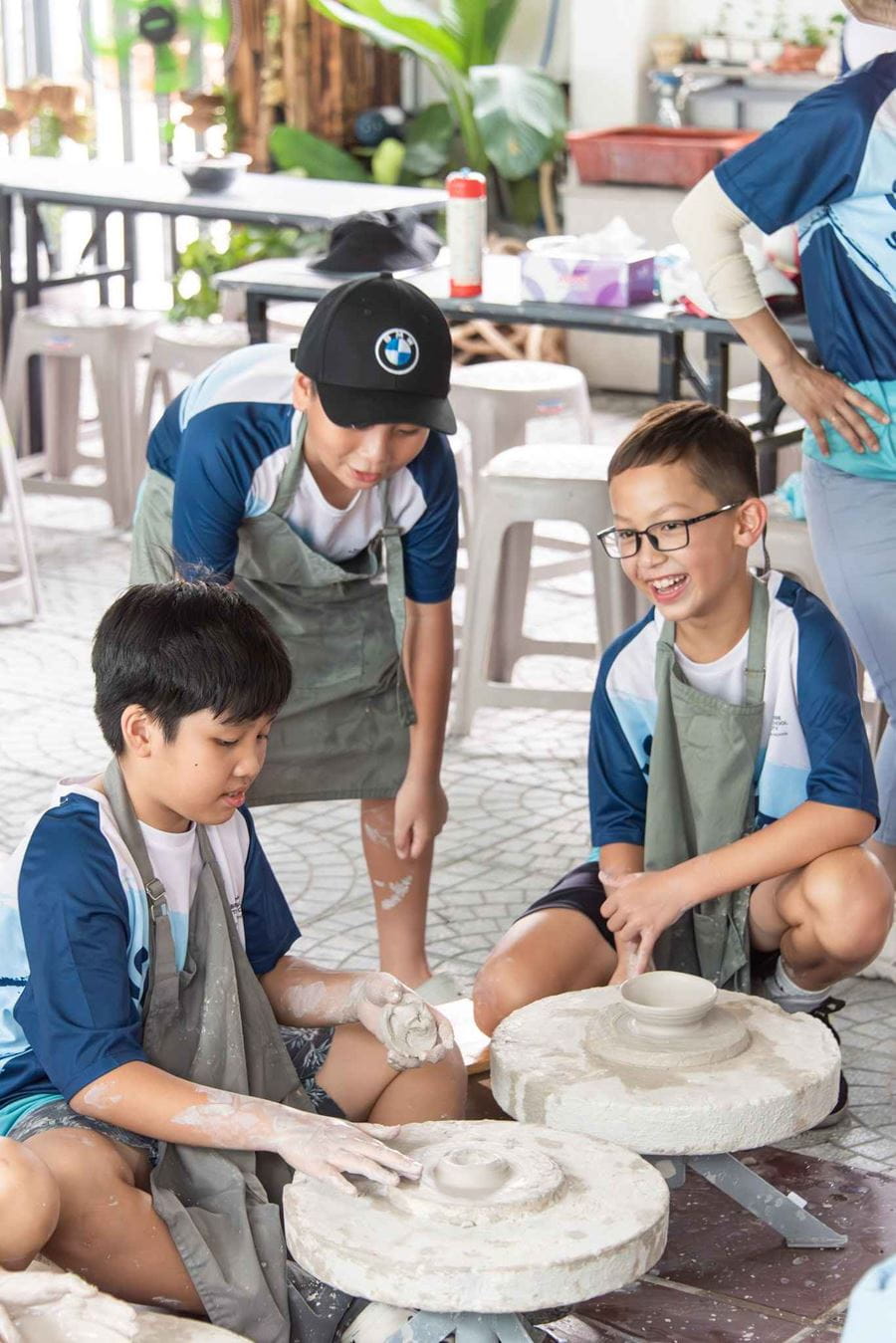 Khóa học hè 2024 | Các em học sinh thử tài xạ thủ tại sân chơi Archery Tag Việt Nam - Summer School 2024 Our students challenge their archery skills at the Archery Tag venue